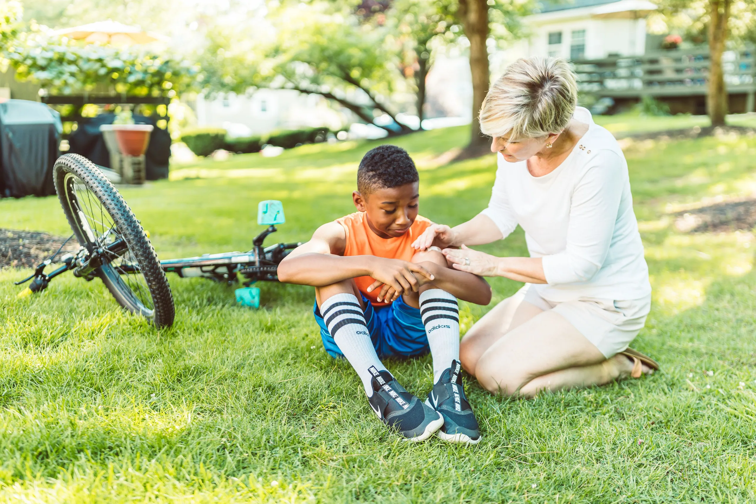 Des parents et leurs enfants rentrent de l’école
